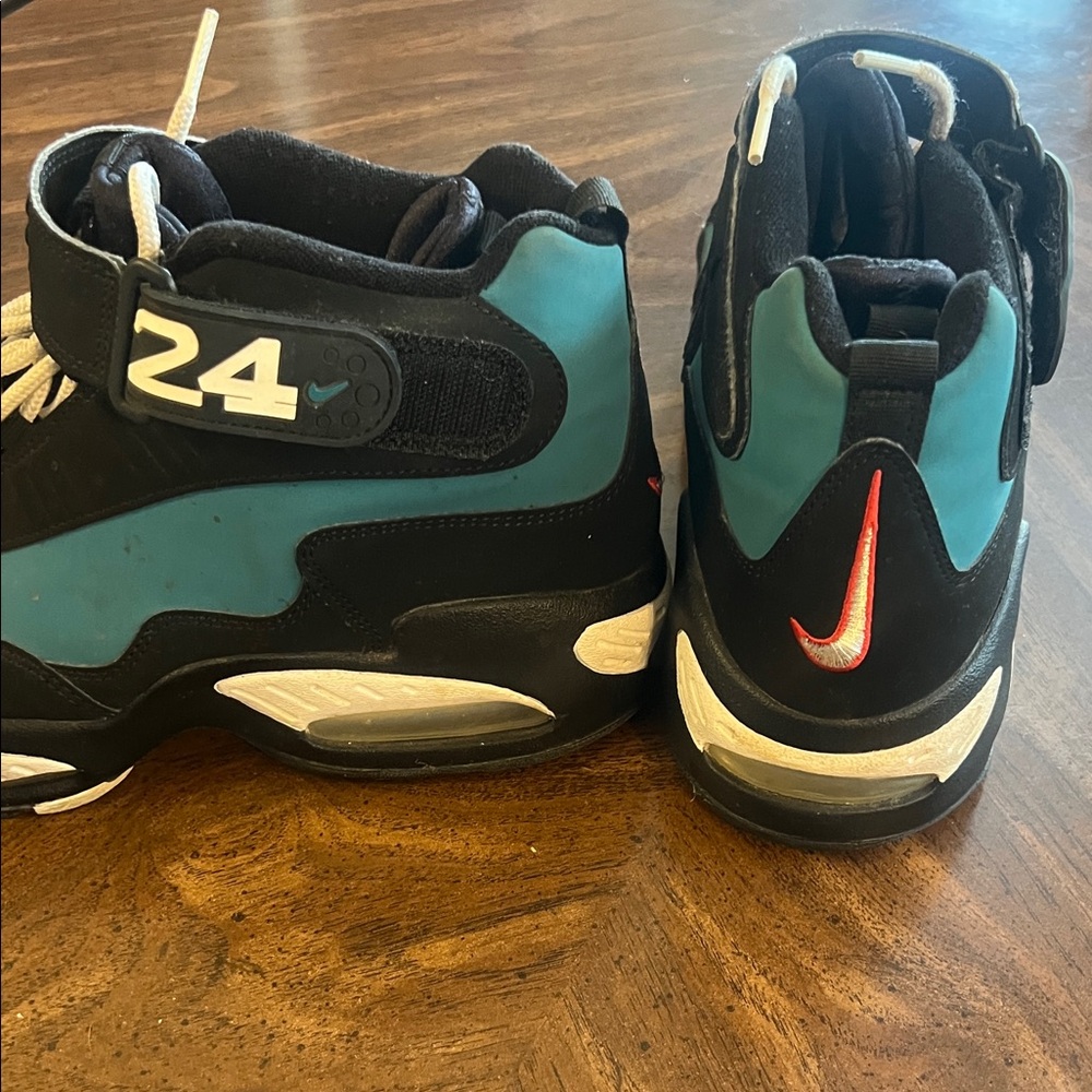 Nike Mens Black and Teal Sneakers - Picture 2 of 10